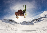 开云体育官网-楚阿梅尼统治中场，勒沃库森战术完胜，一场颠覆德甲格局的正面击溃