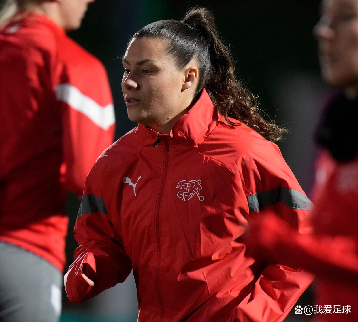 曼联大将膝盖受伤，担忧赛季前景的简单介绍