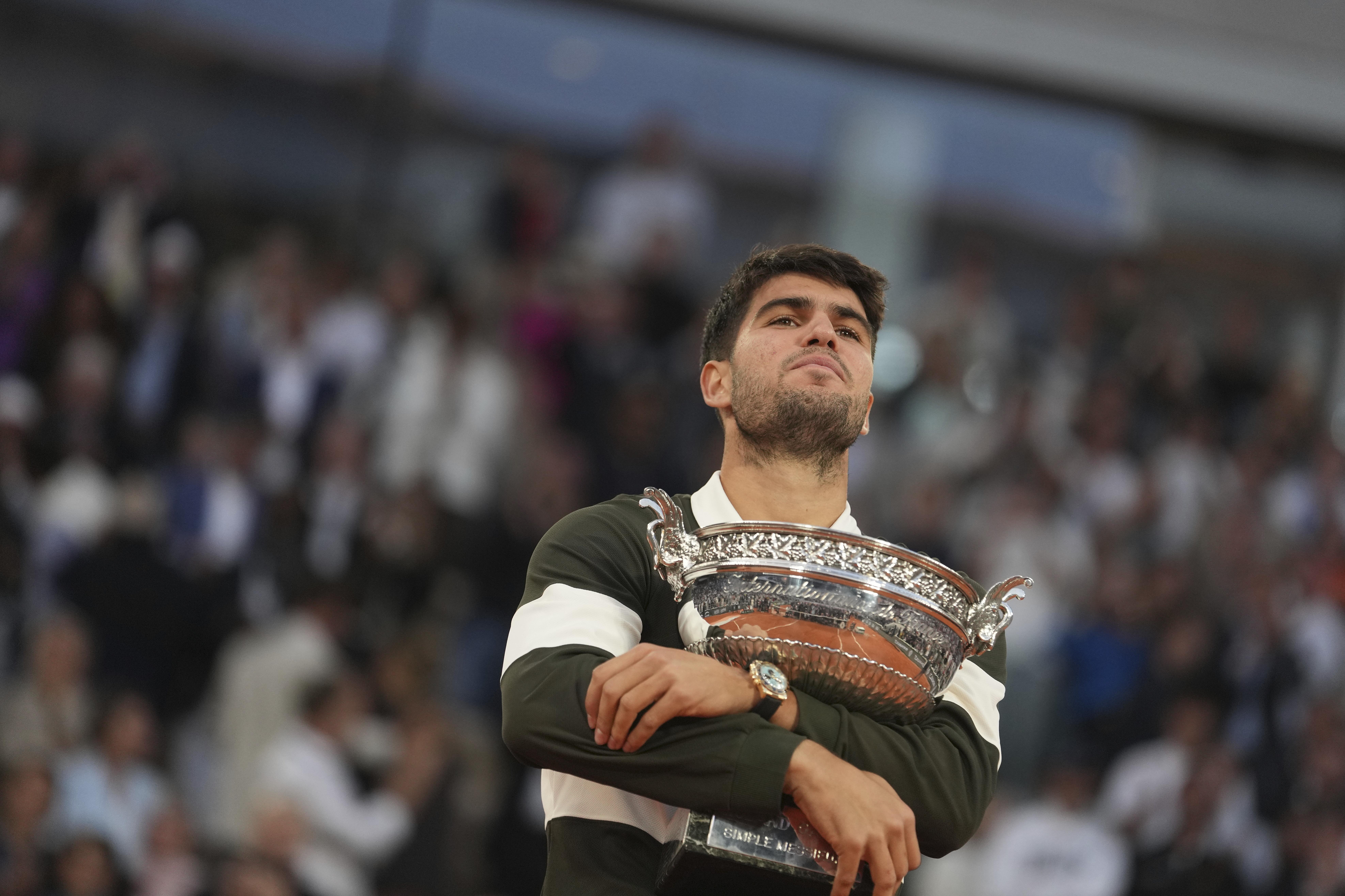 包含世界网球队完胜英国网球队，阿尔卡拉斯关键制胜的词条