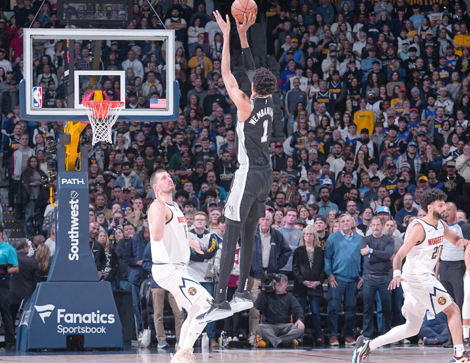 马刺碾压江苏队，约基奇惊艳四座