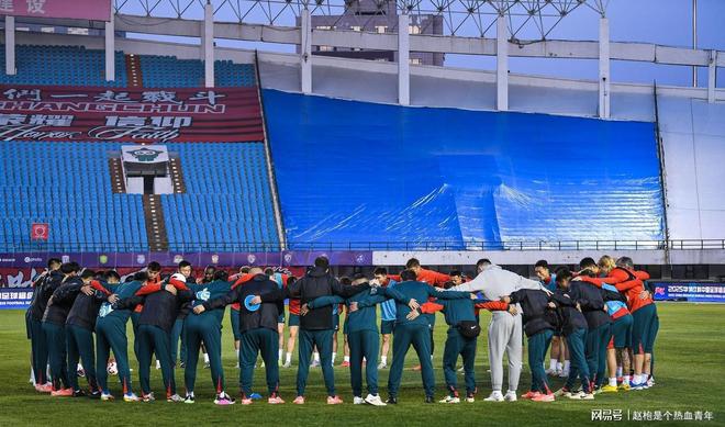 包含国家队在热身赛中获得胜利，士气高涨的词条