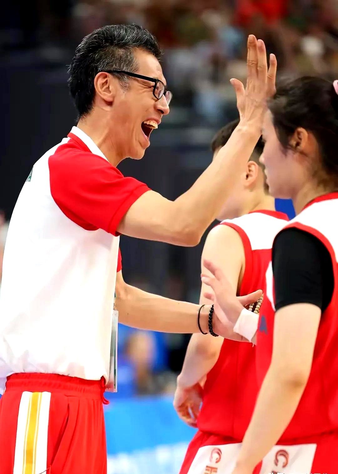 球员因不服输的拼搏精神赢得观众掌声