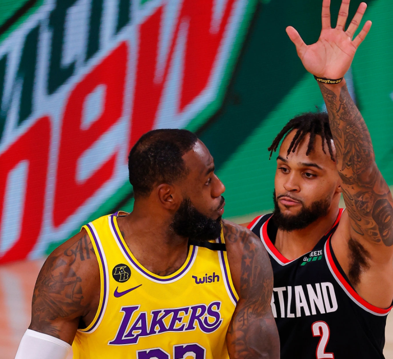 关于热血激烈对决，球场上掀起高潮的信息