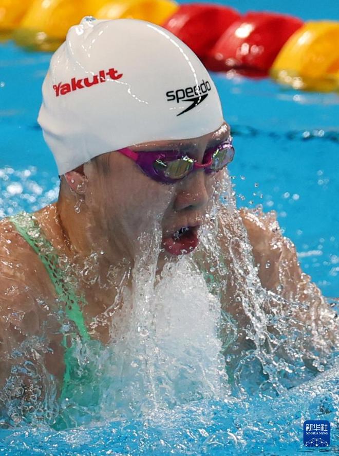 美国运动员击败对手，获得游泳比赛冠军