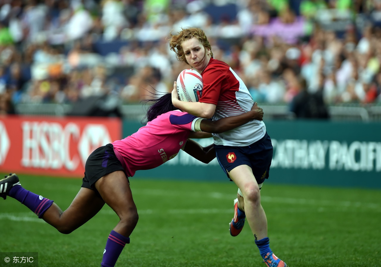 美国运动员击败对手，获得游泳比赛冠军