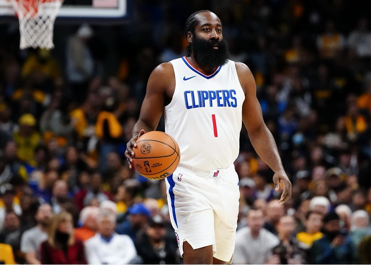 激情竞技：篮球巨星间的搏斗瞬间的简单介绍