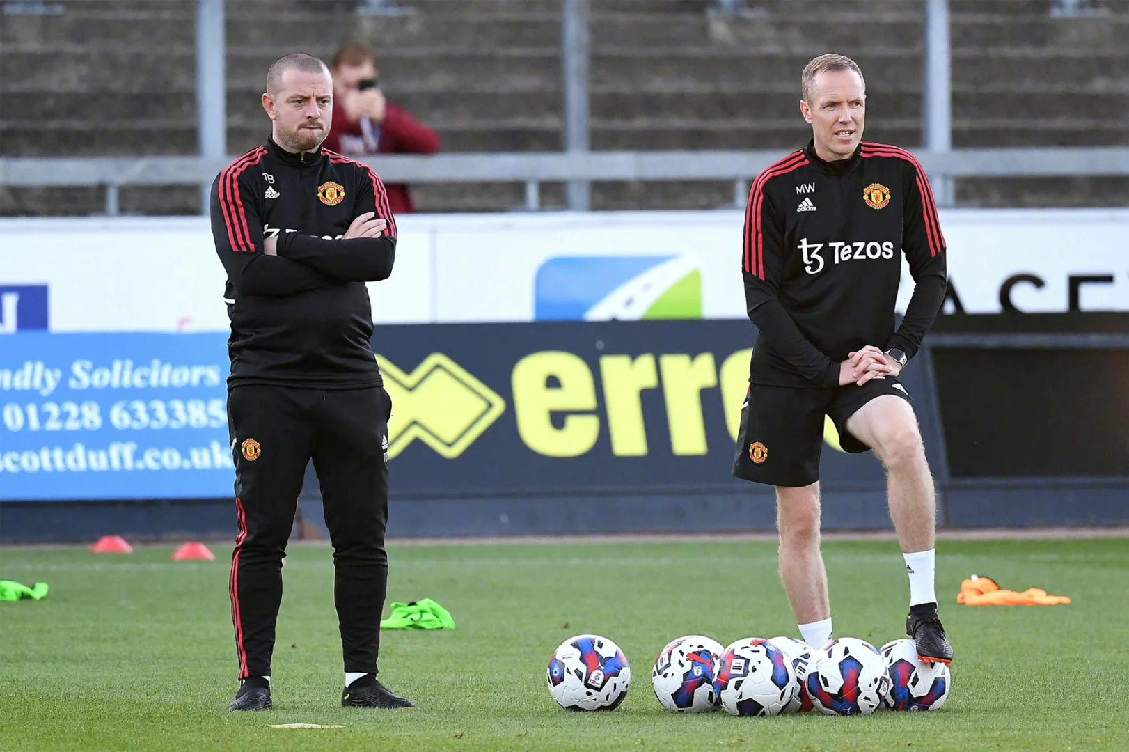 关于曼联俱乐部启动社区足球活动，服务当地青年的信息