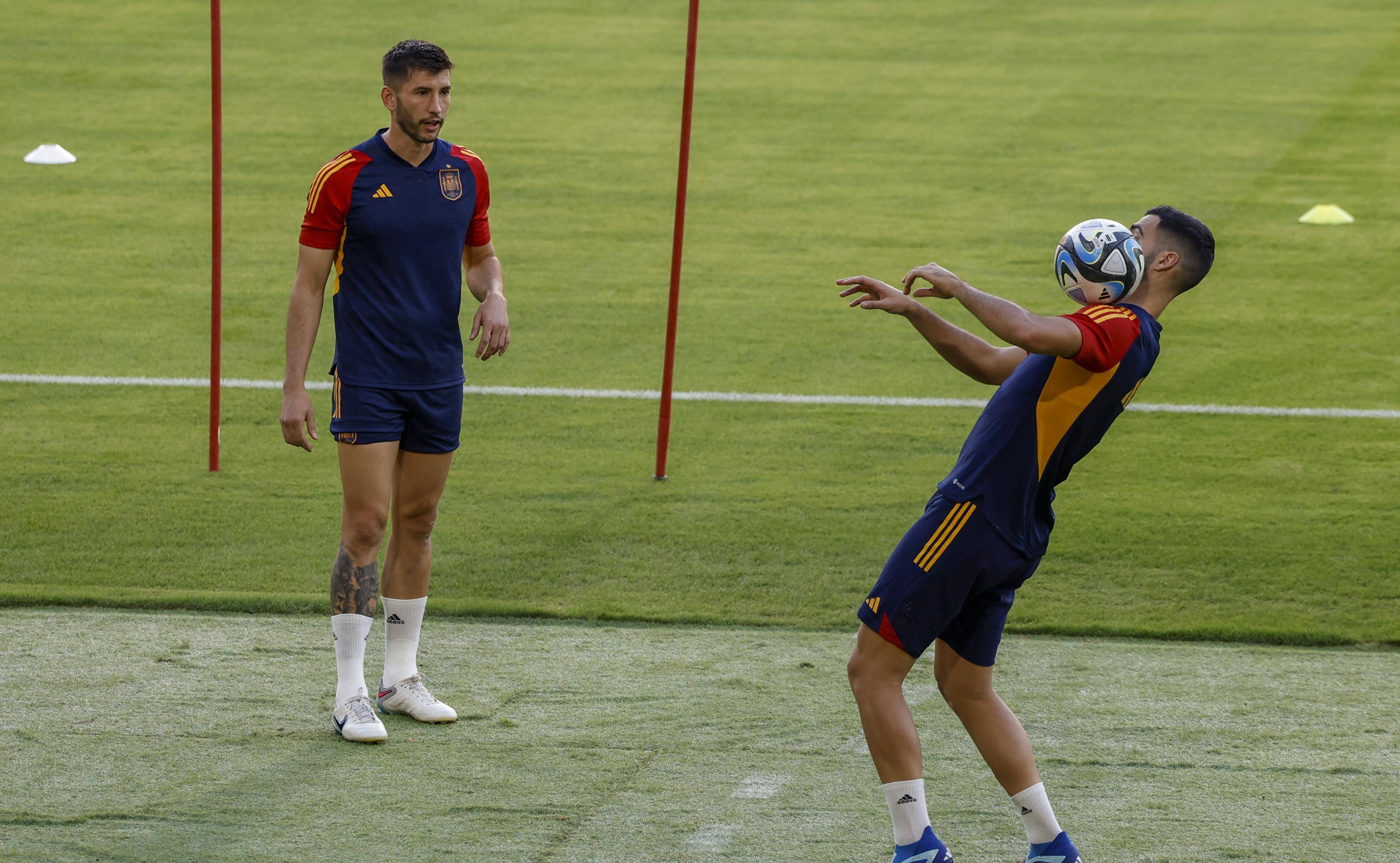 西班牙中场备战技术出众，备受瞩目