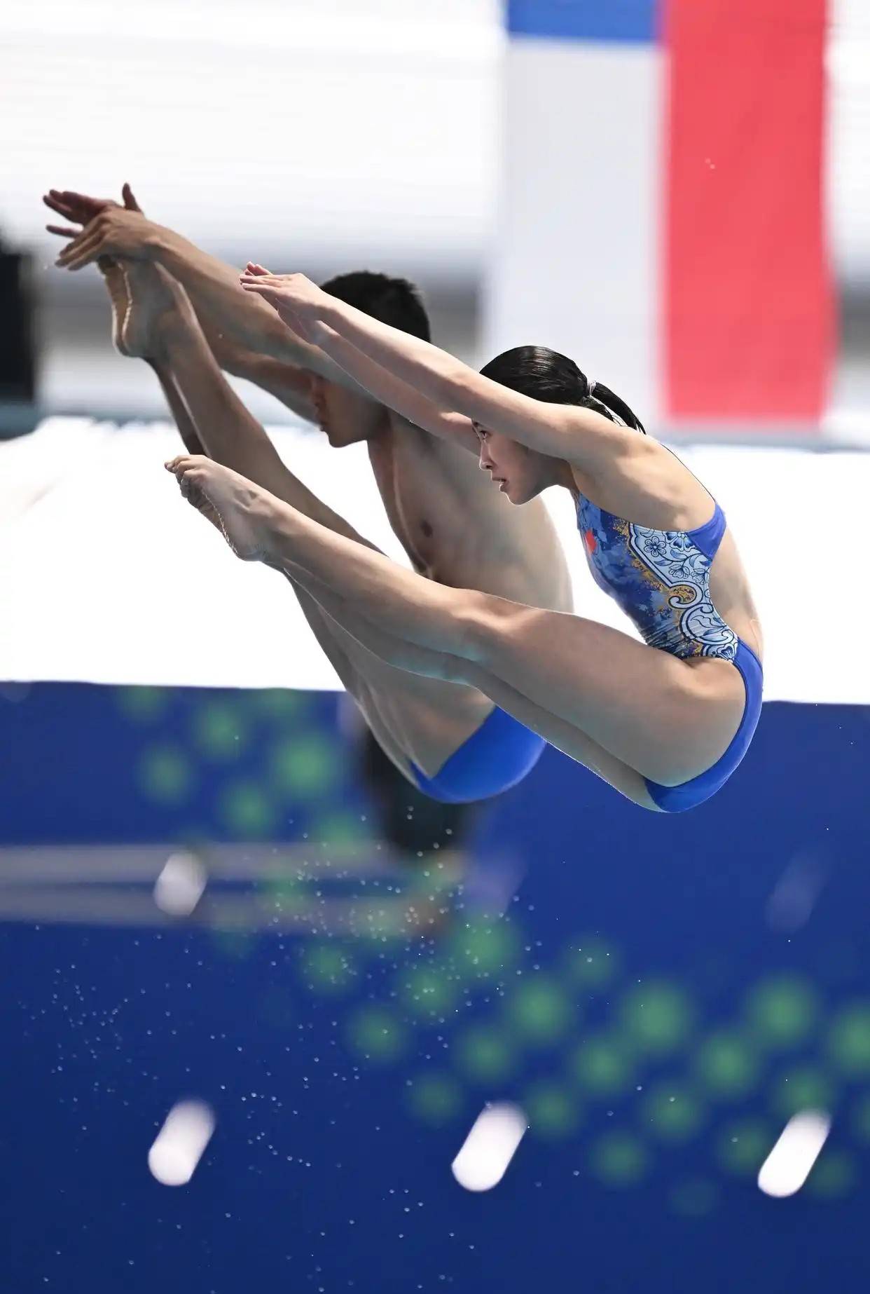 匈牙利游泳选手实现逆袭，夺得金牌