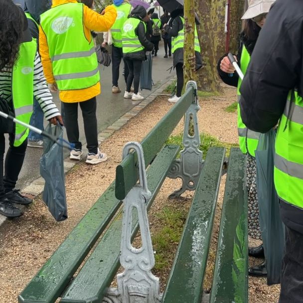 巴黎市场球员参加环保公益活动